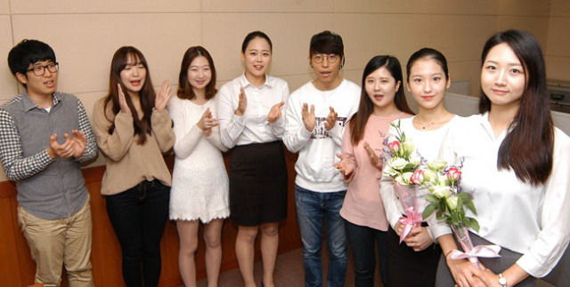 대한항공 국제선 승무원에 합격한 정지영(오른쪽 첫 번째) 씨와 동방항공 인천공항 VIP 라운지에 근무하고 있는 정설화(오른쪽 두 번째) 씨가 후배들이 선물한 꽃다발을 들고 있다. 영진전문대 제공