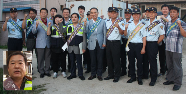 순찰활동에 앞서 학교운영위원장들과 학생부장교사, 교육지원청 생활지도담당장학사, 자율방범연합회 회원들이 파이팅을 외치고 있다. 작은 사진은 신인식 영주시 학교운영위원장 협의회장. 마경대 기자