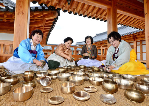 안동 일직면 종가음식교육체험관에서 종부(宗婦)들이 놋그릇을 꺼내 짚과 기와 가루를 이용해 정성스레 닦고 있다. 매일신문 DB