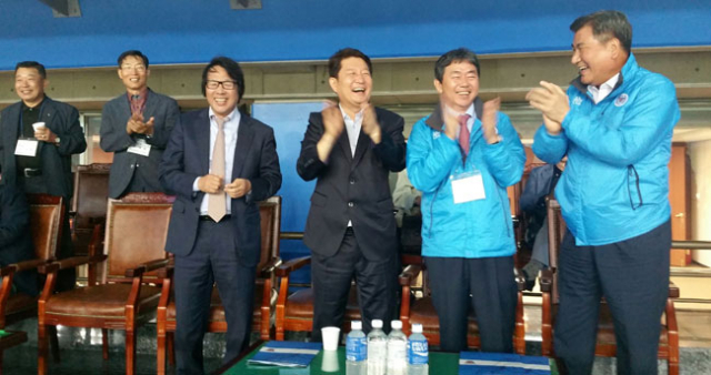 대구FC 조광래 대표이사와 구단주인 권영진 대구시장, 조종수 서한 대표이사, 박인규 대구은행장(이상 왼쪽부터)이 23일 대구스타디움에서 열린 대구와 상주 상무의 경기에서 대구 조나탄의 네 번째 골이 터지자 손뼉을 치며 좋아하고 있다. 대구FC 제공