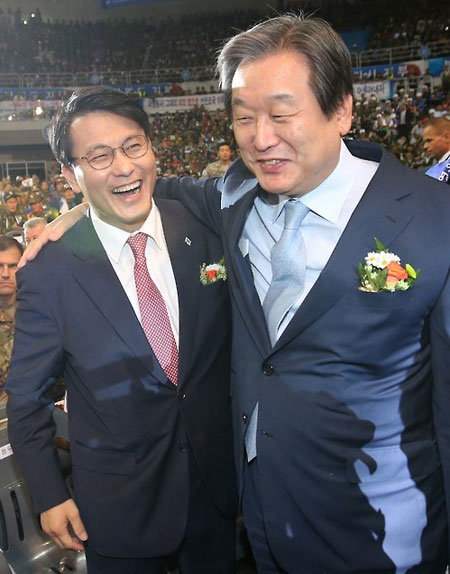 새누리당 김무성 대표가 24일 오후 서울 송파구 올림픽공원 핸드볼경기장에서 열린 월남전 참전 51주년 기념식에서 \