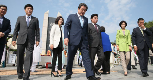새누리당 김무성 대표가 25일 경기 파주시 임진각 망배단에서 열린 추석 망향제를 지낸 뒤 자리로 돌아가고 있다. 연합뉴스