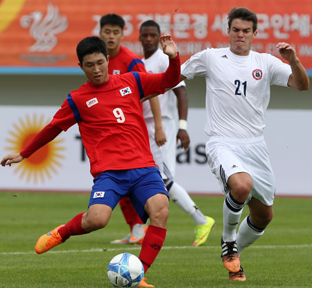 지난달 30일 문경시민운동장에서 열린 2015 경북문경 세계군인체육대회 축구 남자부 한국과 미국전에서 이승기가 팀의 두 번째 골을 터뜨리고 있다. 연합뉴스