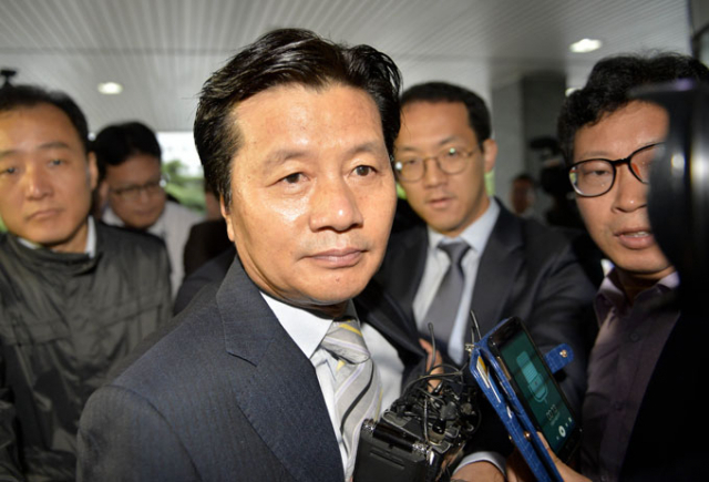 40대 여성 성폭행 의혹을 받고 있는 무소속 심학봉 (54·구미 갑) 의원이 1일 오전 취재진의 질문에 입을 다문 채 대구지검으로 들어가고 있다. 이날 검찰은 성관계 과정에서 강압적인 수단을 썼는지 여부와 피해 여성 진술 번복에 회유·협박 등이 있었는지에 대해 집중 조사했다. 우태욱 기자 woo@msnet.co.kr