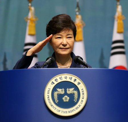 박근혜 대통령이 1일 계룡대 대강당에서 열린 건군 제67주년 기념식에 참석해 거수경례하고 있다. 연합뉴스