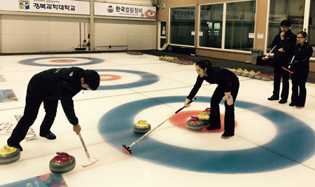 국내에서 처음으로 열리는 제1회 믹스더블 전국 컬링대회를 앞두고 1일 경북체육회 남녀 컬링 선수들이 의성컬링전용경기장에서 훈련하고 있다. 경북컬링협회 제공