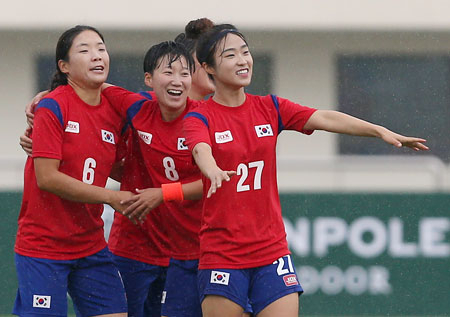 1일 김천종합운동장에서 열린 2015 경북문경 세계군인체육대회 여자 축구 예선 한국과 프랑스의 경기에서 최지혜(왼쪽)가 골을 터뜨린 뒤 권하늘(가운데) 등과 기뻐하고 있다. 연합뉴스
