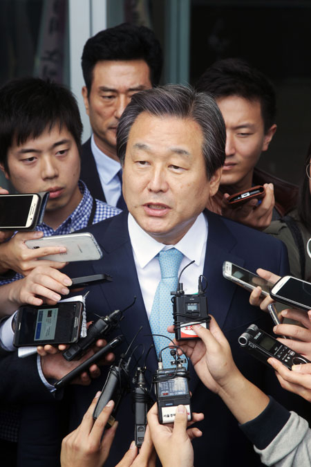 새누리당 김무성 대표가 2일 서울 용산구 임정로 백범김구기념관에서 열린 제19회 노인의 날 기념식 후 취재진의 질문을 받고 있다. 연합뉴스