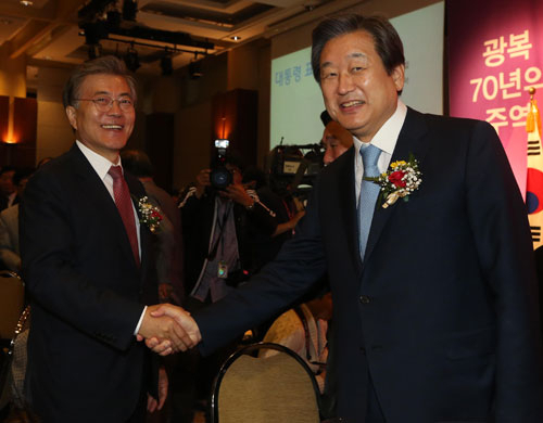 새누리당 김무성(오른쪽) 대표와 새정치민주연합 문재인 대표가 2일 오전 서울 용산구 효창동 백범기념관에서 열린 노인의 날 기념식에서 행사를 마치고 악수하고 있다. 연합뉴스