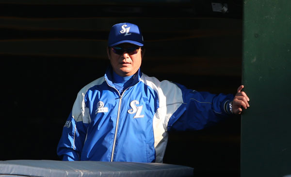 3일 오후 서울 목동야구장에서 열린 프로야구 넥센 대 삼성 경기. 류중일 삼성 감독이 7회에 타격 중 부상을 입은 이지영을 지켜보고있다. 2015.10.3/연합뉴스