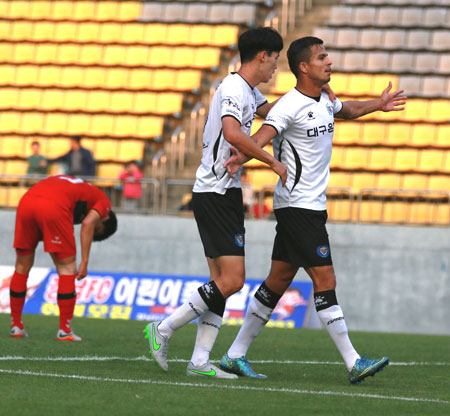 대구FC의 조나탄(오른쪽)이 3일 열린 경남FC와의 경기에서 골을 터뜨린 뒤 환호하고 있다. 대구FC 제공