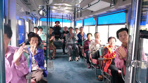 의성군 봉양면 신동마을에 1일부터 농어촌 버스가 운행을 시작하자 마을 주민들이 잔치로 자축했다. 의성군 제공