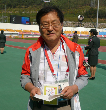 1988년 서울올림픽부터 2014년 인천아시안게임까지 우리나라에서 열린 대다수 국제대회 자원봉사자로 모두 참여했던 최홍수(65) 전 봉화 춘양중상고 교장. 그는 고향에서 열리는 국제대회에서도 역할을 할 수 있게 돼 너무 기쁘다고 했다. 고도현 기자