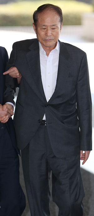 포스코 비리에 연루된 혐의를 받고 있는 이상득 전 새누리당 의원이 5일 오전 서울 서초동 중앙지검에 소환돼 부축을 받으며 검찰 청사로 들어가고 있다. 연합뉴스