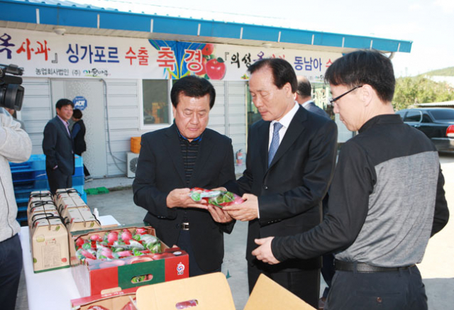 김주수 의성군수와 신원호 의선군의회 의장이 농업회사법인 (주)이슬마루가 싱가포르에 수출하는 