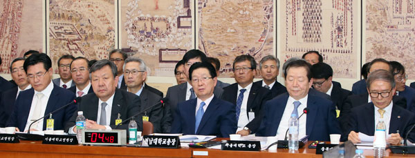 정대수 부산대병원장, 오병희 서울대병원장, 지병문 전남대 총장, 성낙인 서울대 총장, 윤여표 충북대 총장(사진 왼쪽부터) 이 6일 국회 교육문화체육관광위원회에서 진행된 국정감사에서 질의를 듣고 있다. 이날 국정감사장에는 손동철 경북대 총장 직무대리와 조병채 경북대병원장도 참석해 의원들의 질의에 답변했다. 연합뉴스