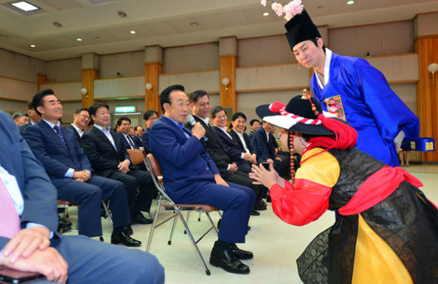 경상북도는 5일 도청 강당에서 간부공무원 270명이 참석한 가운데 