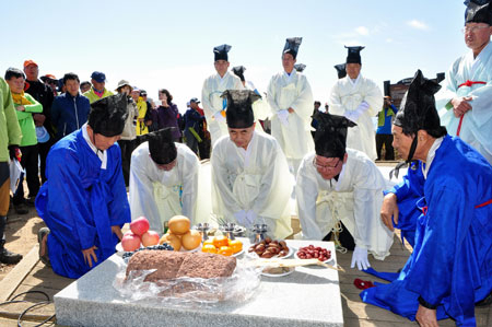 올해로 27번째를 맞는 삼도봉 만남의 날 행사가 오는 10일 삼도봉 정상에서 열린다. 사진은 지난해 삼도봉에서 경북 김천, 전북 무주, 충북 영동 등 3도 3시