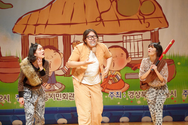 2013 경상북도 사투리 경연대회 때 우수상을 차지한 안동 길원여고 학생들이 