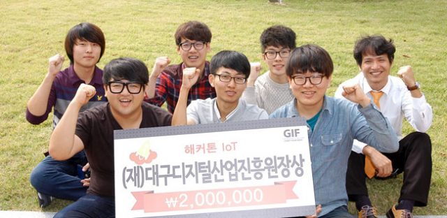 GIF 2015에서 대구디지털산업진흥원장상을 차지한 영진전문대학 스마트게임콘텐츠전공 학생들이 입상 패널을 들고 파이팅을 외치고 있다. 영진전문대 제공