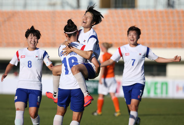 동메달을 딴 여자 축구대표팀의 이정은(16번)이 9일 김천종합운동장에서 열린 네덜란드와의 경기에서 두 번째 골을 성공시킨 뒤 환호하고 있다. 연합뉴스