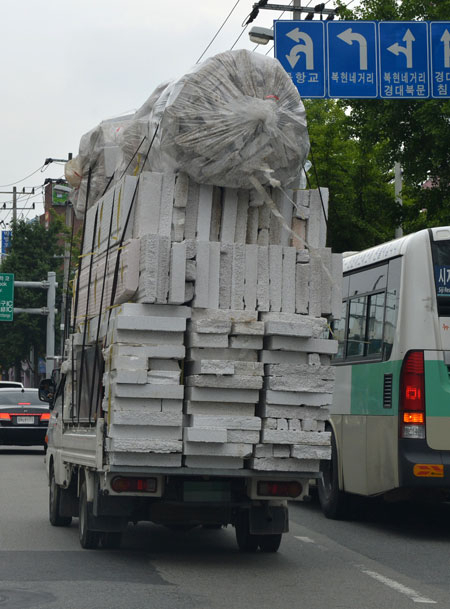 대구경북 과적단속원 가운데 단속권이 있는 공무원은 7명뿐인 것으로 드러났다. 과적단속이 허울뿐이라는 지적으로 이어지고 있다. 한눈에 봐도 과적으로 판단되는 거리의 화물차량. 매일신문 DB