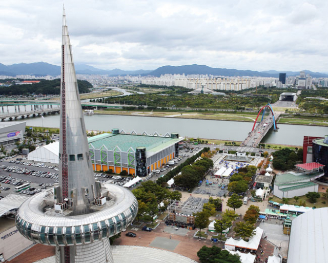 사이언스페스티벌이 열리는 엑스포과학공원과 멀리 보이는 엑스포시민광장. 대전시 제공