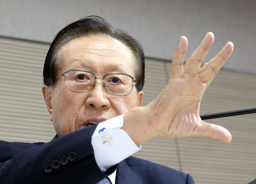 김정배 국사편찬위원장이 12일 오후 정부세종청사 교육부 공용브리핑룸에서 열린 한국사 교과서 국정화 확정 발표 기자회견에서 기자들의 질문에 답하고 있다. 연합뉴스