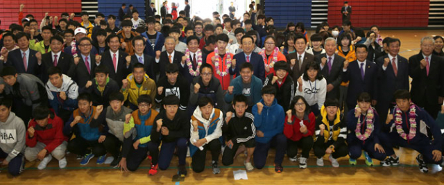 경상북도체육회는 13일 오전 11시 경산중고체육관에서 체육회장인 김관용 도지사와 이영우 도교육감, 최억만 상임부회장 등이 참가한 가운데 제96회 전국체육대회 참가 선수단 결단식을 했다. 경북체육회 제공
