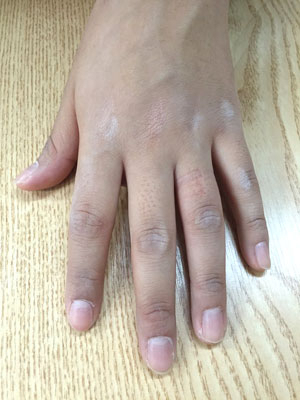 여성들의 가을 데이트, 나들이에는 촉촉한 손이 포인트. 흑설탕, 파라핀을 이용해 가정에서도 쉽게 예쁜 손을 만들 수 있다. 수203 뷰티 제공
