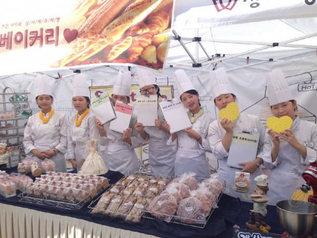 상서고 학생들이 13, 14일 교내에서 직접 생산한 물품을 판매하는 