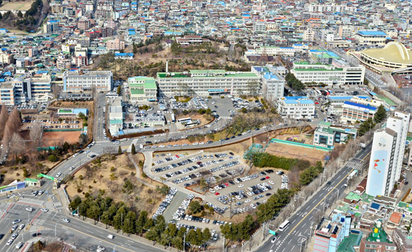 경상북도는 내년 2월 대구 산격동 도청을 떠나지만 상당기간 이전터에 대한 소유권을 갖고 협약을 통해 대구시에 무상임대할 것으로 보인다. 사진은 대구 북구 산격동 도청사. 매일신문DB