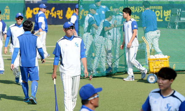 한국 시리즈 5연패 달성을 위해 삼성 라이온즈 선수들이 16일 오후 대구시민야구장에서 자체 청백전에 앞서 훈련을 하고 있다. 김영진 기자 kyjmaeil@msnet.co.kr