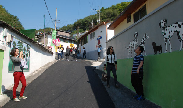 안동시는 도시재생이 도심 상권 활성화와 도심 관광 활성화를 동시에 이끌어낼 수 있는 대안이라고 보고 있다. 이 때문에 도시재생을 위해 다양한 노력을 기울이고 있다. 신세동 벽화마을.