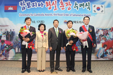 장유석 의료봉사단장, 속안 캄보디아 부총리 부인, 속안 캄보디아 부총리, 김재왕 경북도의사회장, 정능수 전 경북도의사회장(왼쪽부터).