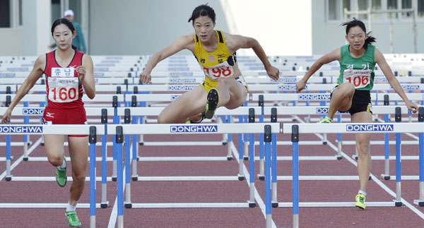 18일 강원도 강릉종합운동장에서 열린 제96회 전국체육대회 육상 여자고등부 100m 허들 결승 경기에서 금메달을 딴 송유진(경북체고