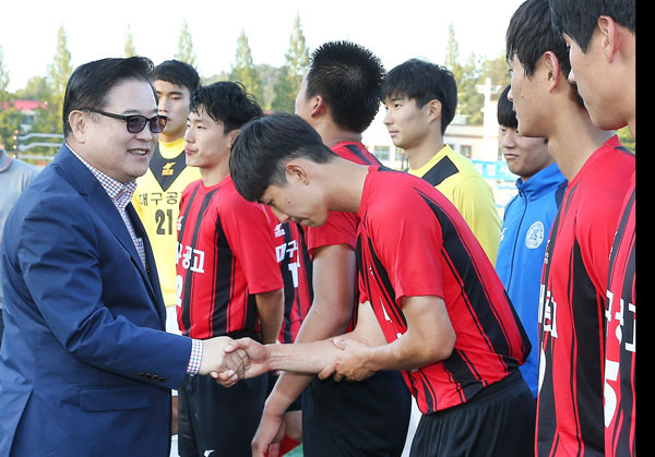 우동기 대구시교육감(왼쪽)이 지난 16일 제96회 전국체전 축구 남고부 경기장을 찾아 승리한 대구공고 선수단을 격려하고 있다. 대구시교육청 제공