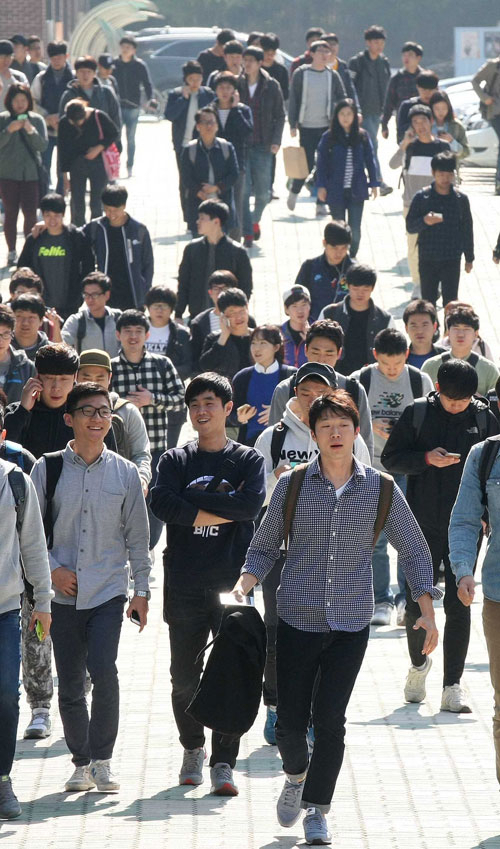 삼성고시라 불리는 삼성직무적성검사(GSAT)가 시행된 18일 대구 달서공업고등학교에서 시험을 마친 공채 지원자들이 고사장을 나오고 있다. 이번 시험은 전국 5개 지역과 해외 2개 지역에서 치러졌다. 김영진 기자 kyjmaeil@msnet.co.kr