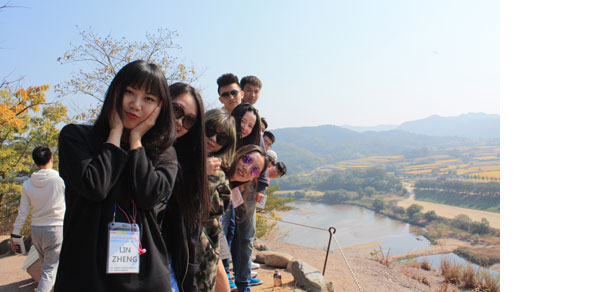 16일 중국인 유학생들이 안동 하회마을 부용대에 올라 하회마을 전경을 관람했다. 전종훈 기자