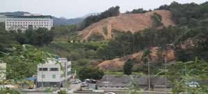 학교법인 대구학원 가야대학교가 문화재보호법을 위반하면서 고령캠퍼스 내에 골프장을 조성해 물의를 빚고 있다. 가야대학교가 문화재 보존지역인 산림을 불법으로 훼손한 모습. 전병용 기자 yong126@msnet.co.kr
