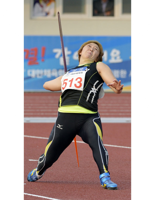 19일 강원도 강릉종합운동장에서 열린 제96회 전국체육대회 육상 여자 일반부 창던지기 경기에서 금메달을 딴 김경애(포항시청)가 사력을 다해 창을 던지고 있다. 성일권 기자 sungig@msnet.co.kr