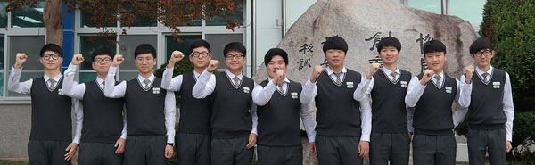 한수원 공채에서 최종 합격을 한 한국원자력마이스터고 학생 10명이 교정에서 합격의 기쁨을 나누고 있다. 한국원자력마이스터고 제공