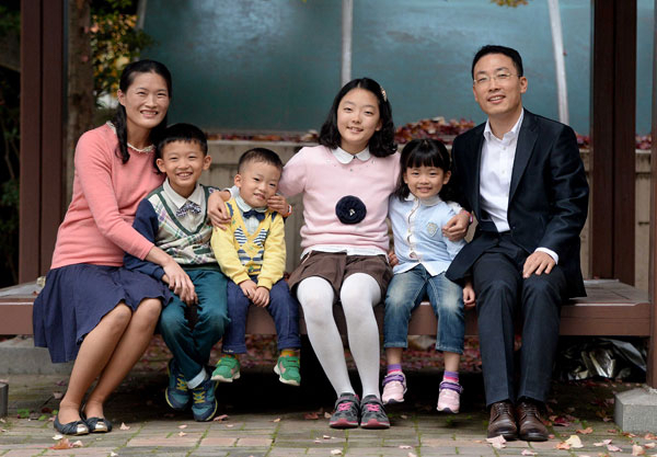 경찰의 날을 하루 앞둔 20일 다둥이(2남 2녀+임신중) 아빠인 대구 달서경찰서 교통관리계 소속 최우석 경감이 가족과 함께 즐거운 시간을 보내고 있다. 김영진 기자 kyjmaeil@msnet.co.kr