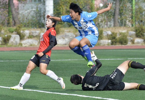 20일 강원도 강릉중앙고등학교에서 열린 축구 여자 고등부 준결승전 대구 동부고 대 충북 예성여고 경기에서 결승골을 터트린 동부고 신예림(가운데)이 골문 안으로 들어가는 공을 확인하고 있다. 성일권 기자 sungig@msnet.co.kr