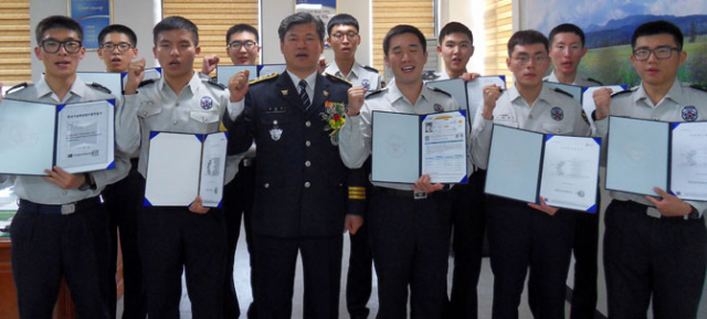 칠곡경찰서에 복무하면서 각종 자격증을 취득한 의경들이 박봉수(왼쪽에서 세 번째) 서장과 파이팅을 외치고 있다. 이영욱 기자
