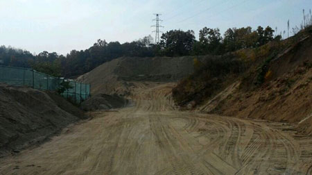불법 매각 의혹을 받고 있는 골재(모래)가 영주시 이산면의 한 골재 야적장에 산더미처럼 쌓여 있다. 마경대 기자