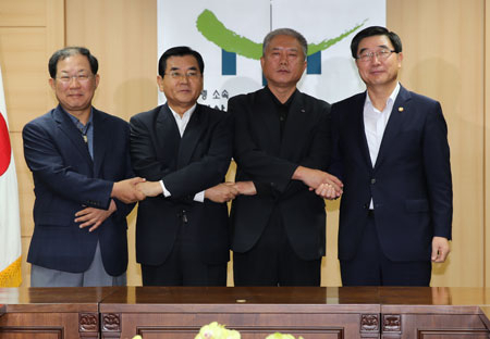 노사정 대타협의 후속 조치가 진행되면서 대구경북지역에도 영향이 있을 것으로 예상되고 있다. 지난달 15일 경제사회발전 노사정위원들이 제89차 본위원회를 열어 
