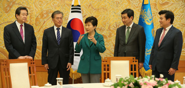 박근혜 대통령과 새누리당 김무성 대표, 원유철 원내대표, 새정치민주연합 문재인 대표, 이종걸 원내대표가 22일 오후 청와대에서 회동하고 있다. 연합뉴스
