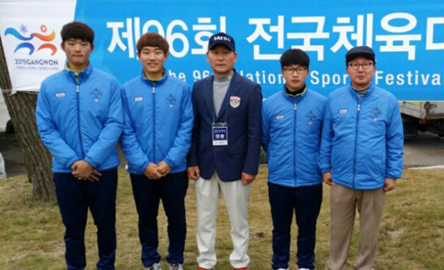 대구가 제96회 전국체전 골프 남자 일반부 단체전에서 9년 만에 금메달을 획득했다. 대구시골프협회 이춘제 부회장(오른쪽)과 정규운(가운데) 전무이사가 영신고 선수들과 함께 포즈를 취했다. 대구시골프협회 제공