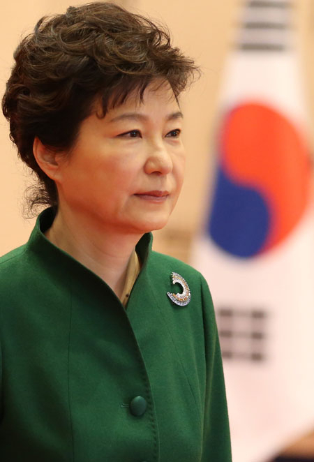 박근혜 대통령이 23일 청와대를 방문한 세레체 카마 이안 카마 보츠와나 대통령을 영접하려고 나오고 있다. 연합뉴스